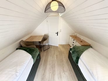 2. Schlafzimmer mit 2 Einzelboxspringbetten und Tisch