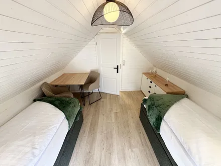 2. Schlafzimmer mit 2 Einzelboxspringbetten und Sitzbereich