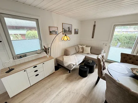 gemütlicher Wohnbereich mit Couch und  Sideboard