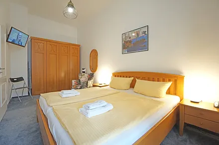 Schlafzimmer mit Doppelbett