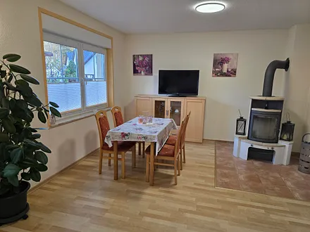 Wohnraum mit Esstisch und Kamin