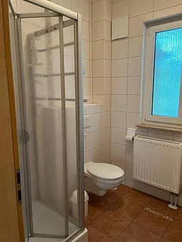 Bad Johanna II mit Dusche, Waschbecken und WC