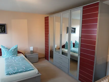 Schlafzimmer mit großem Kleiderschrank