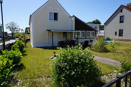 separater Eingang zur Fewo 1, kleine überdachte Terrasse