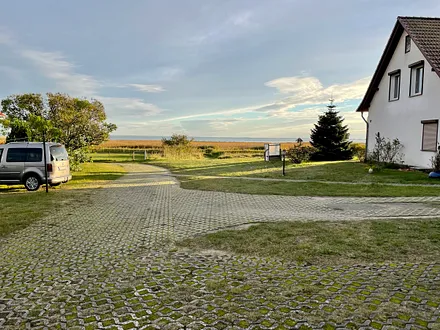 Auffahrt auf das Grundstück/Parkplatz