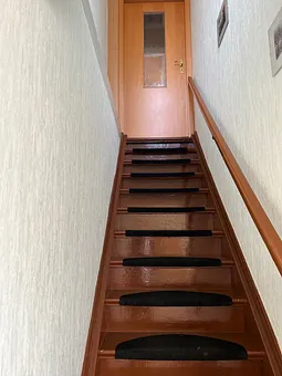 Treppe vom Vorflur in die Ferienwohnung