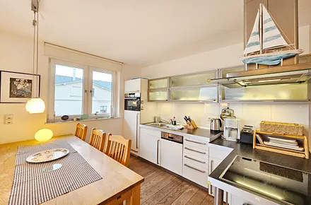 offener Küchenbereich im Wohnzimmer mit Essplatz