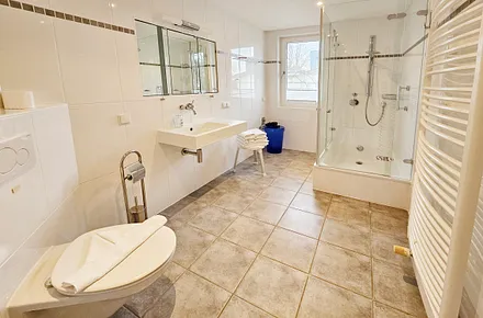 Bad mit Dusche und WC