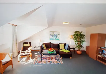 Blick in das Wohnzimmer von der Küche aus