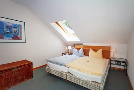 Schlafzimmer mit Doppelbett