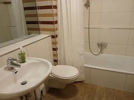 Bad mit Badewanne, Waschbecken und WC