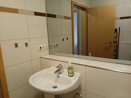 Waschbecken mit Ablage