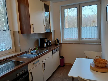 Küche mit kleinem Esstisch