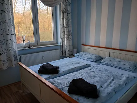 Schlafzimmer mit großem Doppelbett