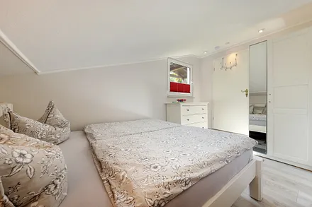 Das Schlafzimmer mit Doppelbett und Kleiderschrank.