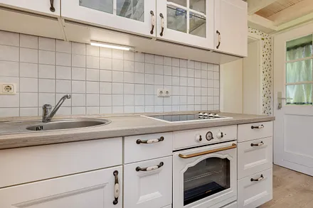 Die Küchenzeile mit Backofen und Cerankochfeld.