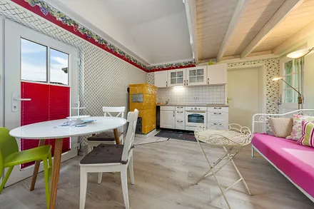 Besteck, Geschirr, Wasserkocher, Kaffeemaschine und Toaster sind natürlich auch vorhanden.