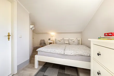 Das Schlafzimmer mit Doppelbett.