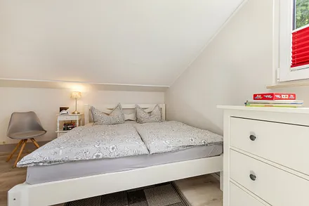 Das Schlafzimmer mit Doppelbett.