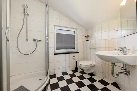 Das Bad bietet Dusche, Fön und WC.