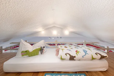 Das Hochbett ist nur für größere Kinder geeignet.