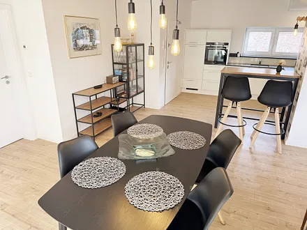 Essplaz mit Blick zur Küchenzeile