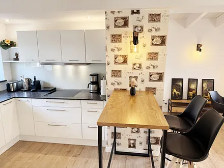 Tresen-Tisch angrenzend zur Küchenzeile