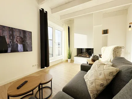 Wohnbereich mit bodentiefen Fenstern