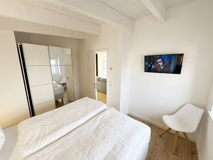 2. Schlafzimmer mit TV