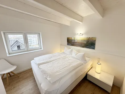 2. Schlafzimmer mit Boxspringbett