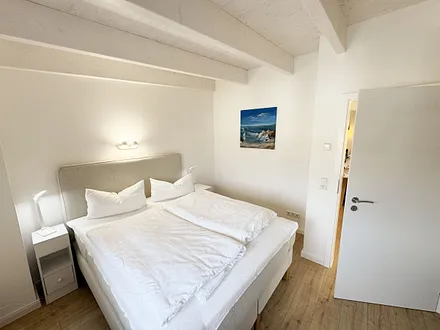 1. Schlafzimmer mit Boxspringbett