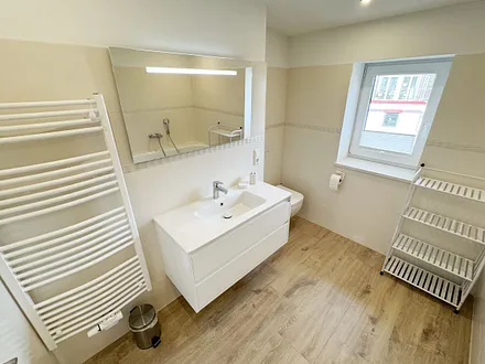 Badezimmer mit Waschplatz