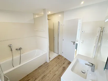 Badezimmer mit Badewanne