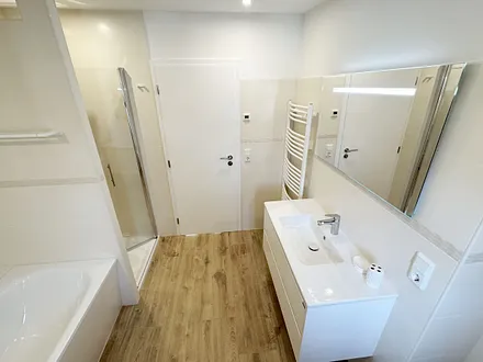 Badezimmer mit ebenerdiger Dusche