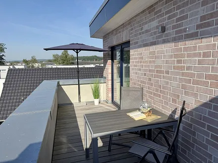 bestuhlter Balkon mit Süd-/Westausrichtung