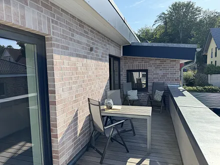 bestuhlter Balkon mit Süd-/Westausrichtung