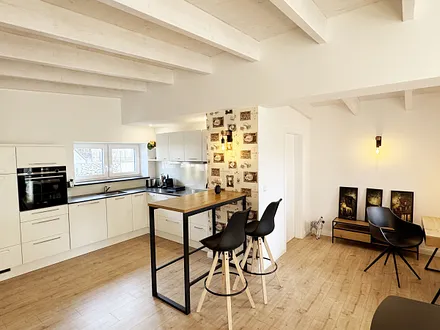 Küchenzeile mit Tresen-Tisch