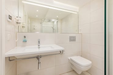 großes Badezimmer