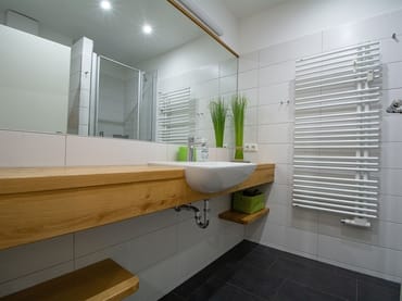 Das Bad mit Dusche und WC