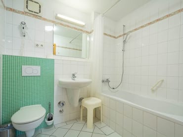 Das Bad mit Badewanne und WC