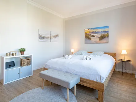 Das erste Schlafzimmer mit Doppelbett