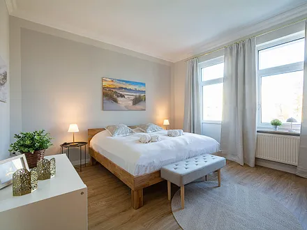 Das erste Schlafzimmer mit Doppelbett