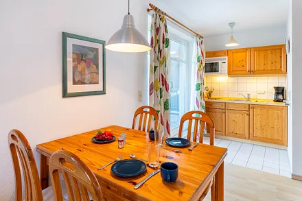 Küchenzeile mit Esstisch