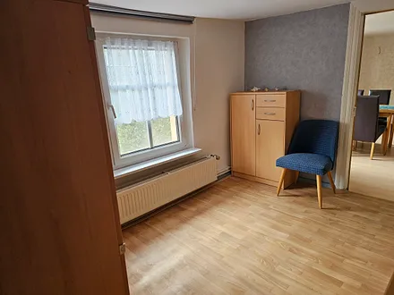 Schlafzimmer mit Blick Richtung Wohnzimmer