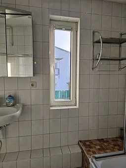 Badezimmer mit Fenster