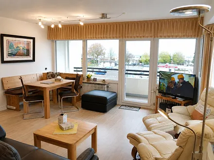 Wohnzimmer, Essecke mit Seeblick
