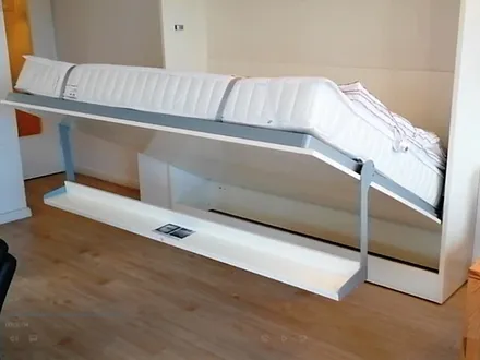 Schrankbett im Wohnzimmer
