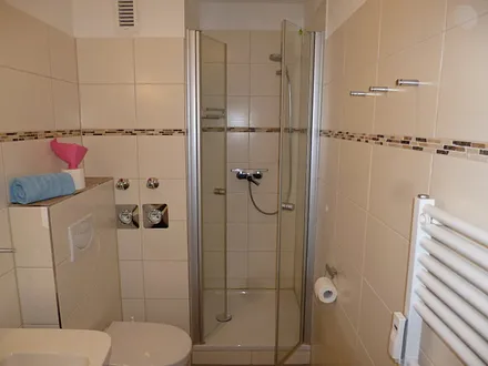 Dusche mit Flügeltüren