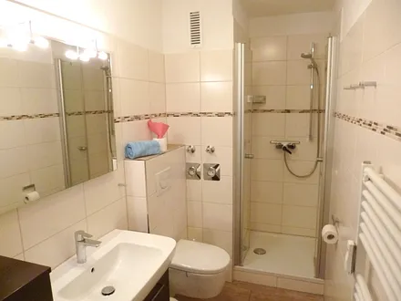 Dusche mit Flügeltüren