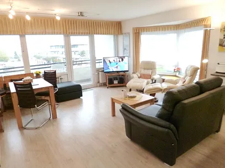 helles Wohnzimmer mit 2 Fensterseiten